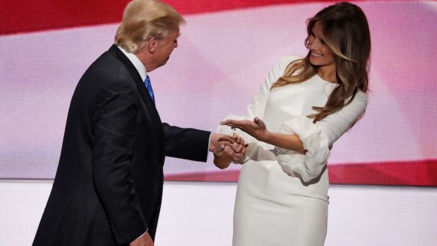 VIDEO: Zašto Melanija izbjegava da da ruku Donaldu?