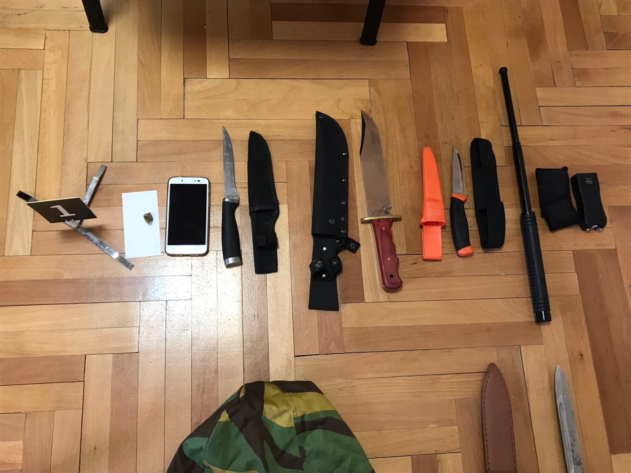 FOTO – Policijska akcija u Danilovgradu: Oduzeta vozila, droga, noževi, mobilni telefoni…