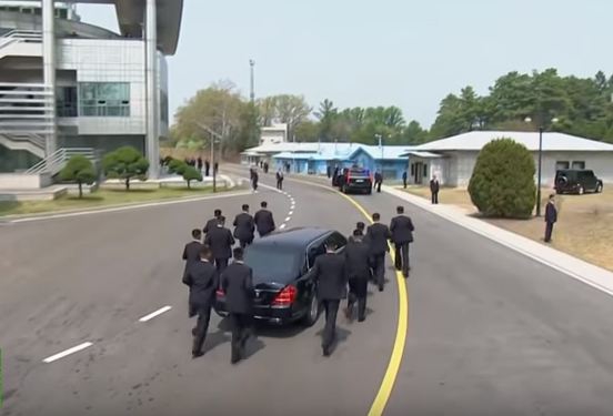 SNIMAK o kom priča svijet: Kimovi tjelohranitelji trčkaraju kraj limuzine, nemaju imena već samo serijski broj
