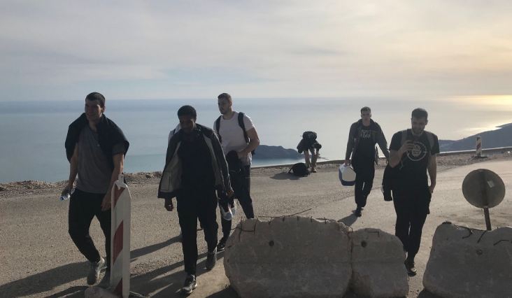 FOTO – Košarkaši Partizana se napješačili uoči meča s Lovćenom zbog radova na putu