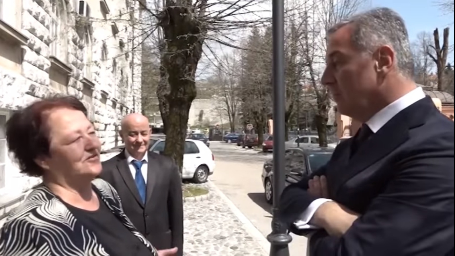 VIDEO: Cetinjski penzioneri sreli Mila Đukanovića i pitali ga za penzije