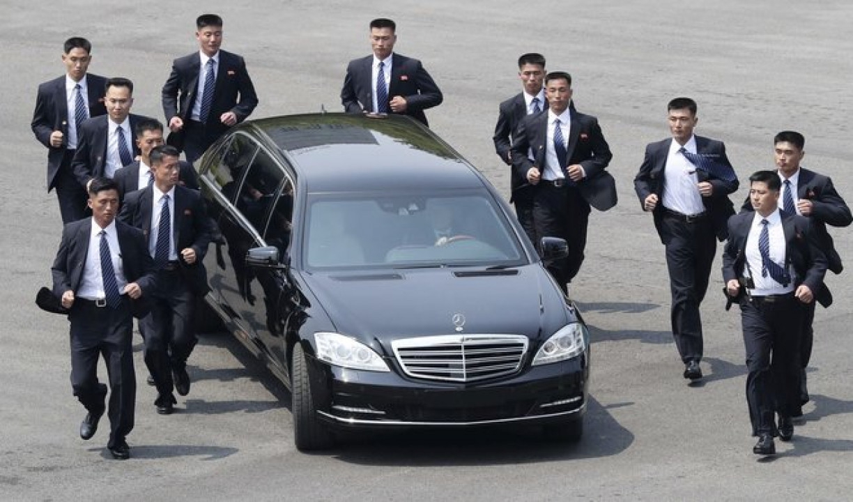 VIDEO – Dok se lider Sjeverne Koreje vozi, za njegovom limuzinom trči 12 tjelohranitelja