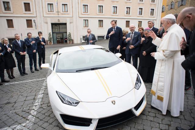 FOTO: Papa prodaje Lamborđinija!