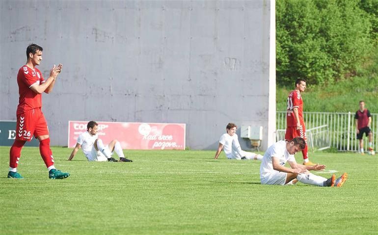 VIDEO – Nova lakrdija srpskog fudbala: Igrači Čukaričkog posijedali na travu zbog sudijske krađe