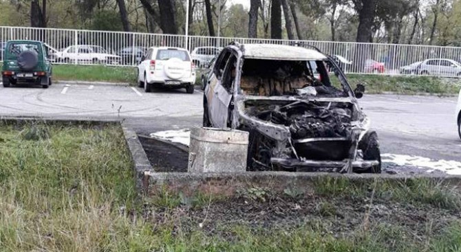 Ispred Kliničkog centra zapaljeno vozilo ljekara Jovovića