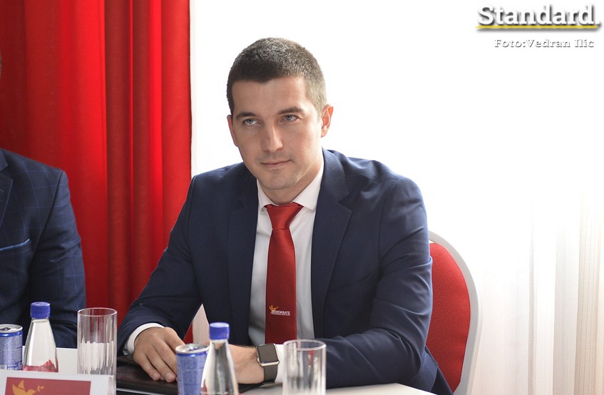 Biće da je Mica prepisivala od profesora, a ne Aleksa od nje