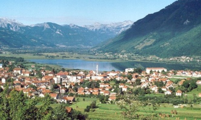 Pretresi u Plavu: Uhapšena jedna osoba, pronađena droga, municija…