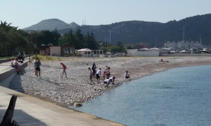 Nekome je ljeto već počelo: Na barskoj rivi već se zauzimala mjesta na gradskoj plaži