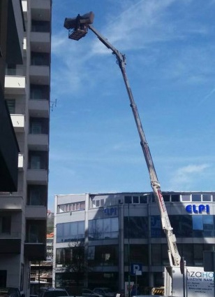 Kad Bosanac useljava: Unajmio kran da bi ubacio kauč u stan!