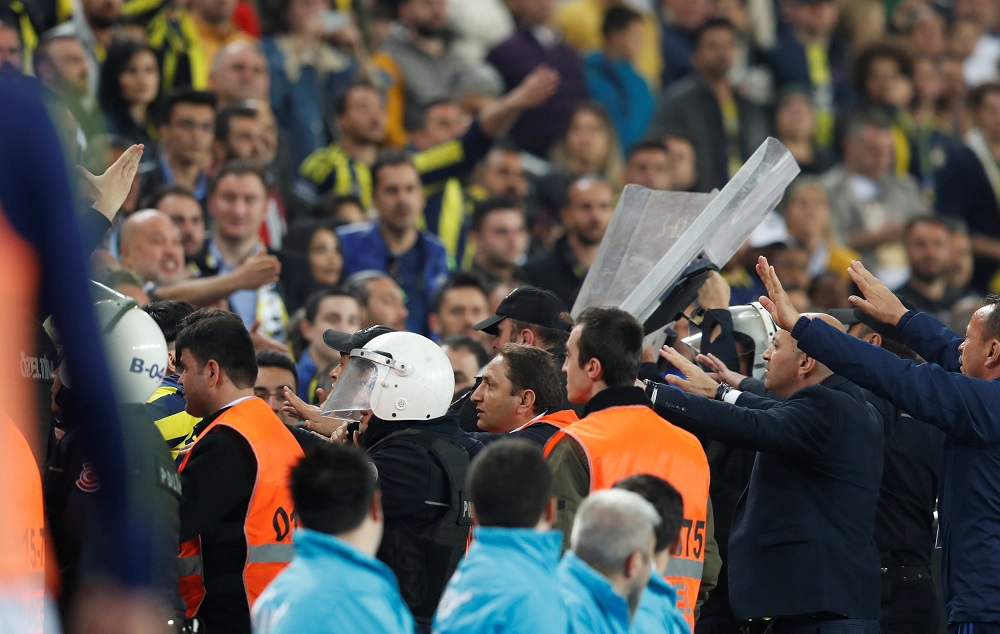 VIDEO – Zbog navijača prekinut derbi Istanbula, trener Bešiktaša u bolnici