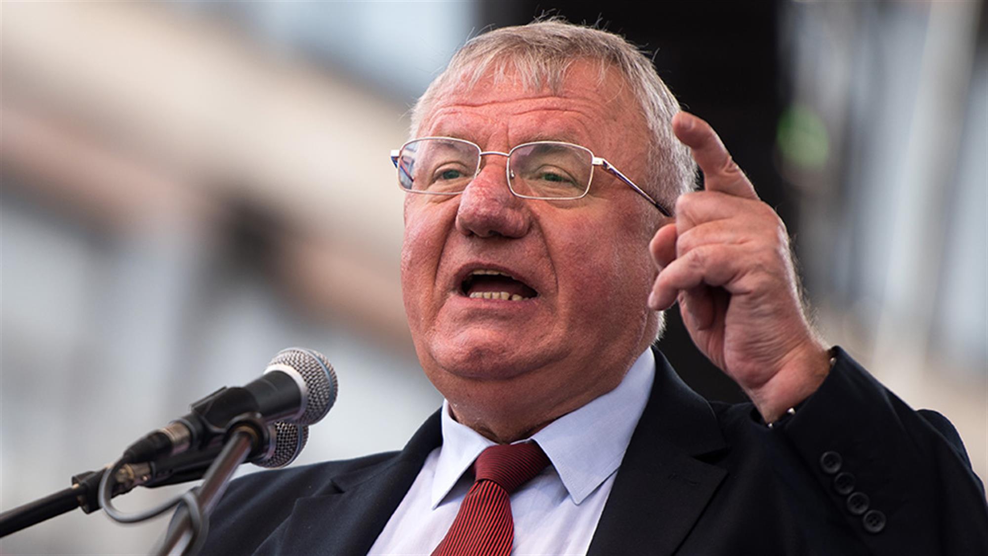 Šešelj gazio hrvatsku zastavu u Skupštini i psovao delegaciju Sabora