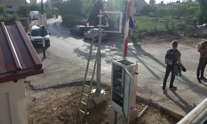 FOTO – Konačno! Postavljena rampa na pružnom prelazu u Baru gdje je lani poginulo dijete
