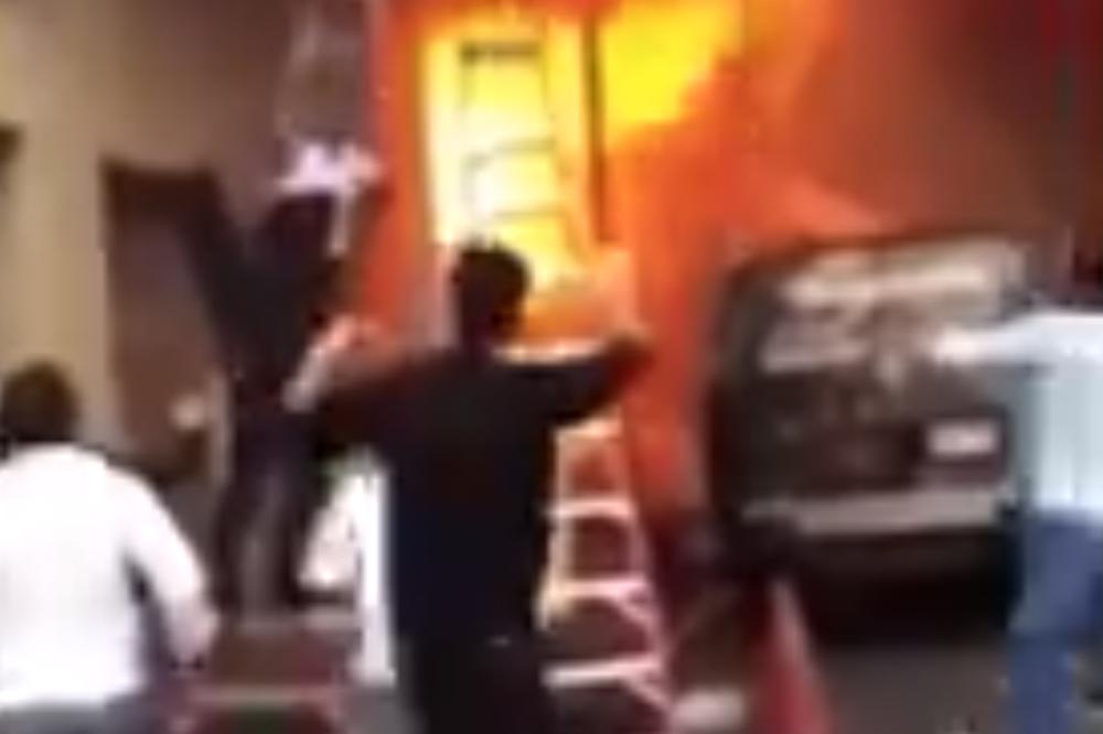 UZNEMIRUJUĆI VIDEO – Male balerine su skokom sa sprata izbjegle da žive ne izgore!