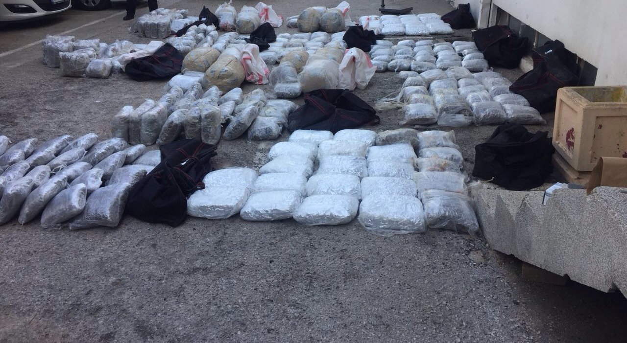 U Ulcinju uhapšen Podgoričanin: Pokušao da prošvercuje 361 kilogram skanka