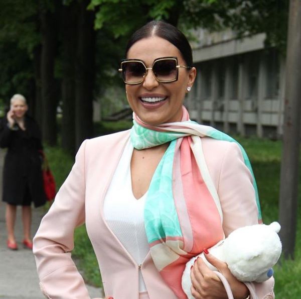 Ožiljak pokušala da prikrije kosom: Ceca zatezala lice?