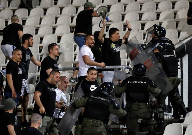 VIDEO “Grobari” otjerali policiju sa tribine?!