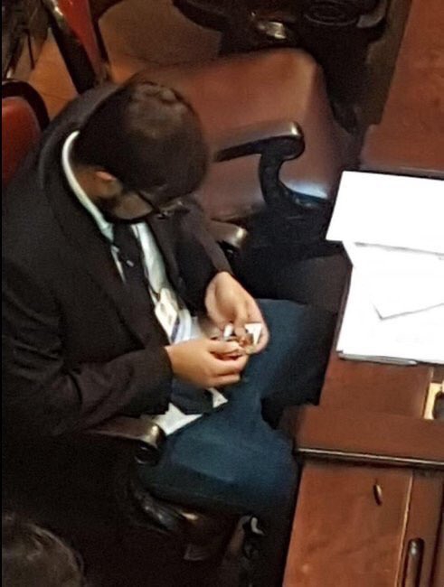 FOTO: Brazilski političari na sjednici Parlamenta lijepili sličice u album