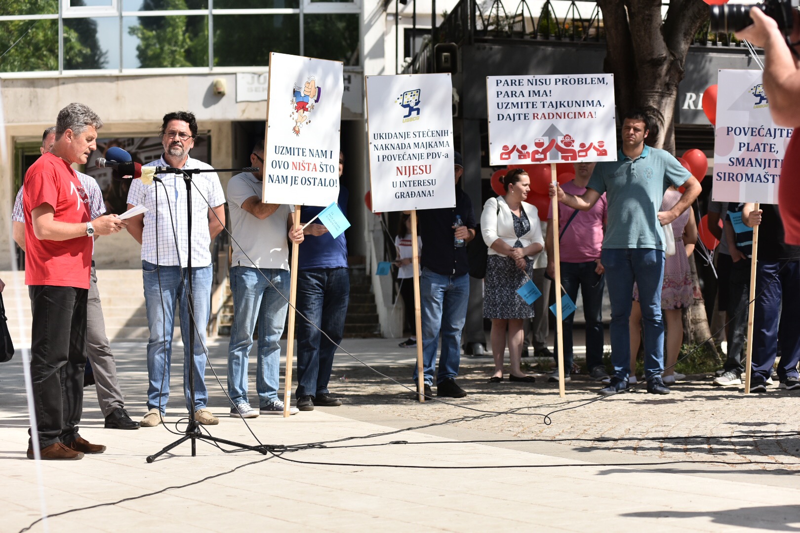 Prvomajski protestni skup: “40.000 građana radi na crno, a potrošačku korpu većina može samo da sanja”