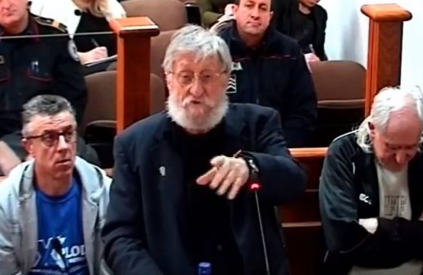 VIDEO – „Sudija, sestro, ne opučaj me“: Čiča čeka odlazak u zatvor, neće da mu Amfilohije plati