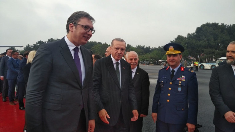 Vučić stigao u Tursku, na aerodromu ga dočekao Erdogan