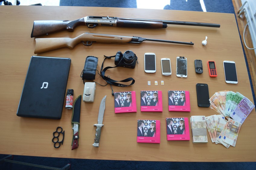 Pretresi na Cetinju: Oduzeto oružje, droga, telefoni, novac…