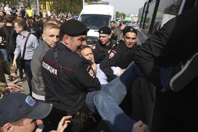 FOTO i VIDEO – “On nije naš car”: Protesti protiv Putina, uhapšen Navaljni