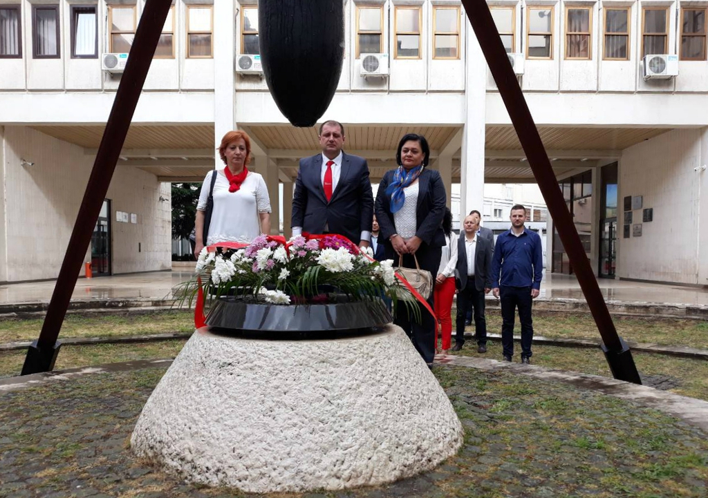 Položili vijenac na spomenik žrtvama petomajskog bombardovanja