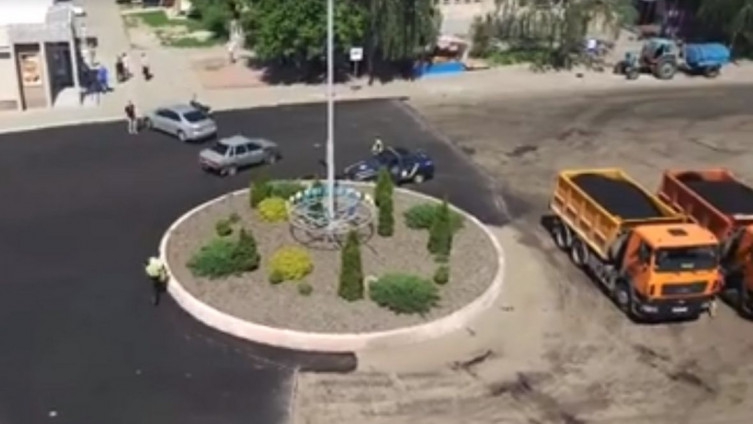 Urnebesni snimak policijske potjere na kružnom toku