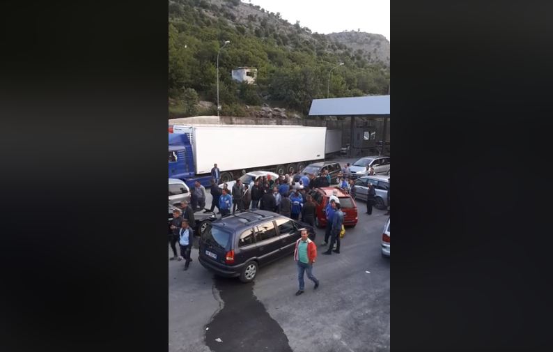 VIDEO – Granica blokirana: Fizikalcima iz Albanije koji preko dana rade u Tuzima zabranjen ulaz u Crnu Goru
