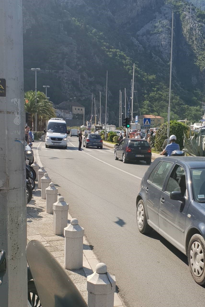 FOTO – Kotorski policajac reguliše saobraćaj nasred puta gdje je semafor!