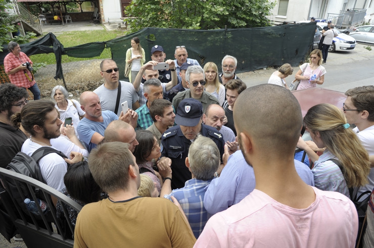 Porodica se “zabetonirala”: Izvršioci došli da isele Mirjanu iz stana, ali nisu našli vrata