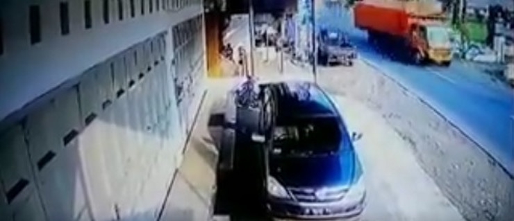 Indonezija: Kamion u punoj brzini udario u nekoliko motocikala i kuća, najmanje 11 mrtvih