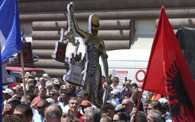 FOTO – “Ramo, odlazi”: Hiljade ljudi na protestu u Tirani