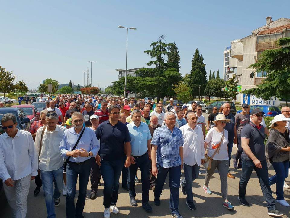 Marš podrške Kneževiću: Funkcioneri DF-a pješke došli do ZIKS-a