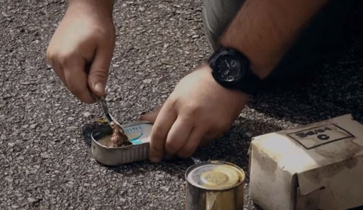 VIDEO – Šta se desi kad danas otvorite konzervu iz vremena JNA?