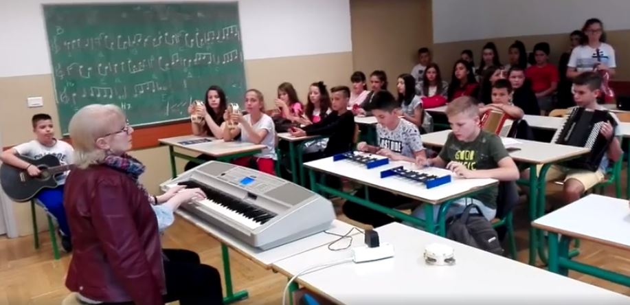 Danilovgradski đaci ponovo nas oduševili: Čas uz zvuke poznatih hitova