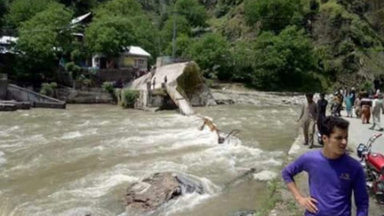 Kašmir: Stari most se srušio dok su se studenti fotografisali na njemu, troje poginulo 15 nestalo