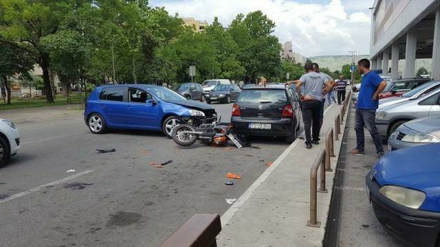 U sudaru automobila i motora povrijeđena jedna osoba