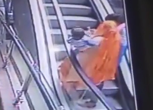 VIDEO – Majka pravila selfi na pokretnim stepenicama, ćerka joj ispala iz ruku i poginula