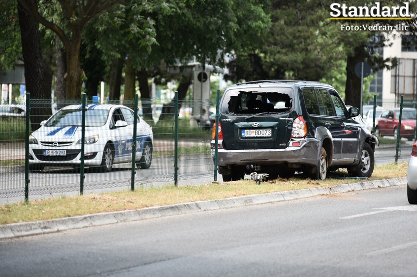 FOTO: Probio zaštitnu ogradu ispred zgrade RTCG-a, pa “parkirao” džipa na razdjelnom ostrvu