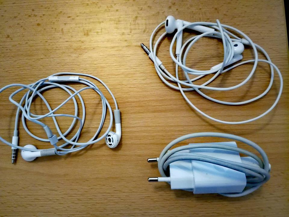 Carinici zaplijenili opremu za mobilne telefone