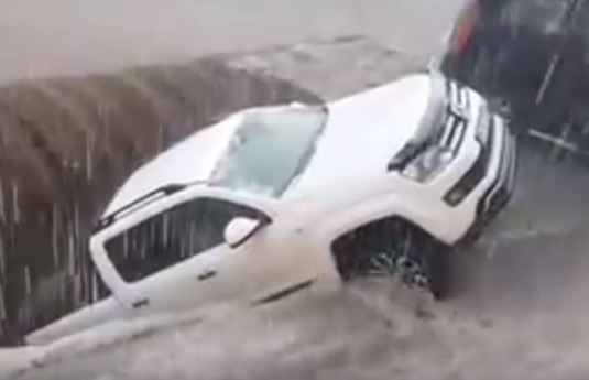 VIDEO – Pogledajte kako je rupa na putu progutala automobil