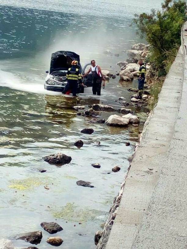 Risan: Automobil završio u moru, povrijeđena jedna osoba