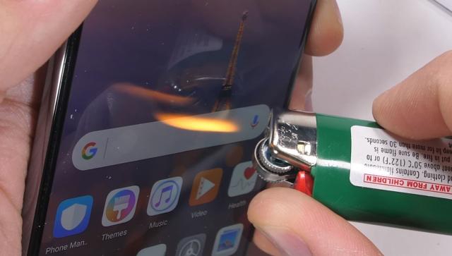VIDEO – Grebanje, paljenje, savijanje: Huawei P20 na testu izdržljivosti