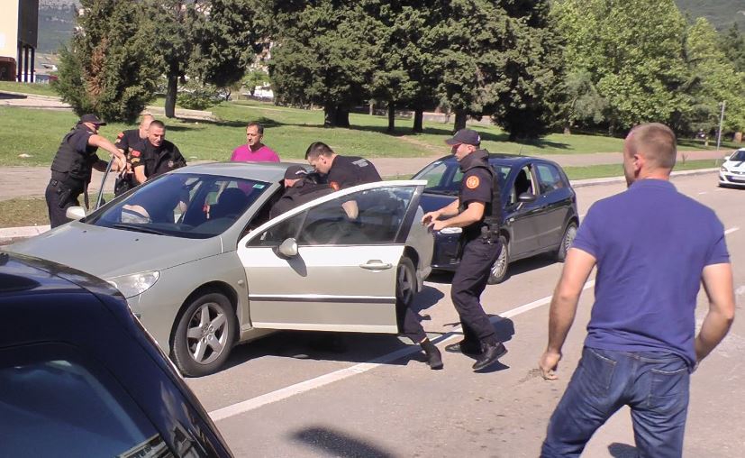 VIDEO – Uhvaćeni u zasjedi: Pogledajte hapšenje Beranaca osumnjičenih za iznudu u Baru