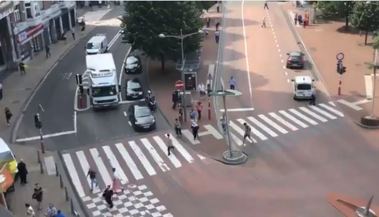VIDEO – Vikao “Alahu ekbar”: Napadač ubio dvojicu policajaca i prolaznika, a ženu držao za taoca