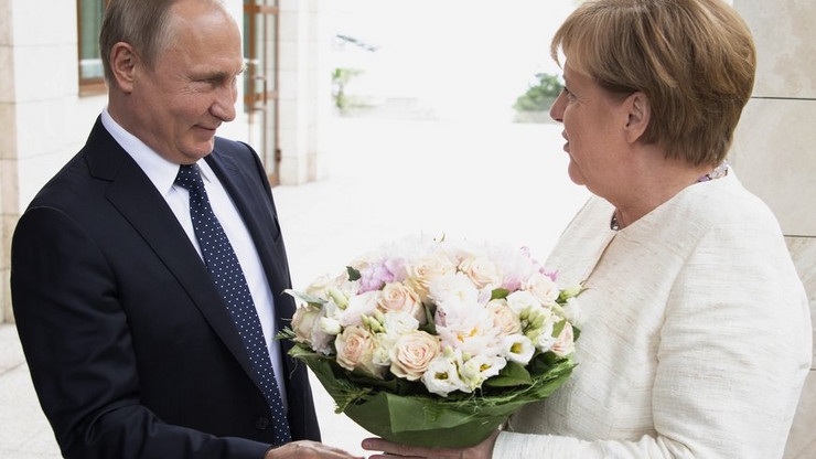 Putin poklonio cvijeće Merkelovoj