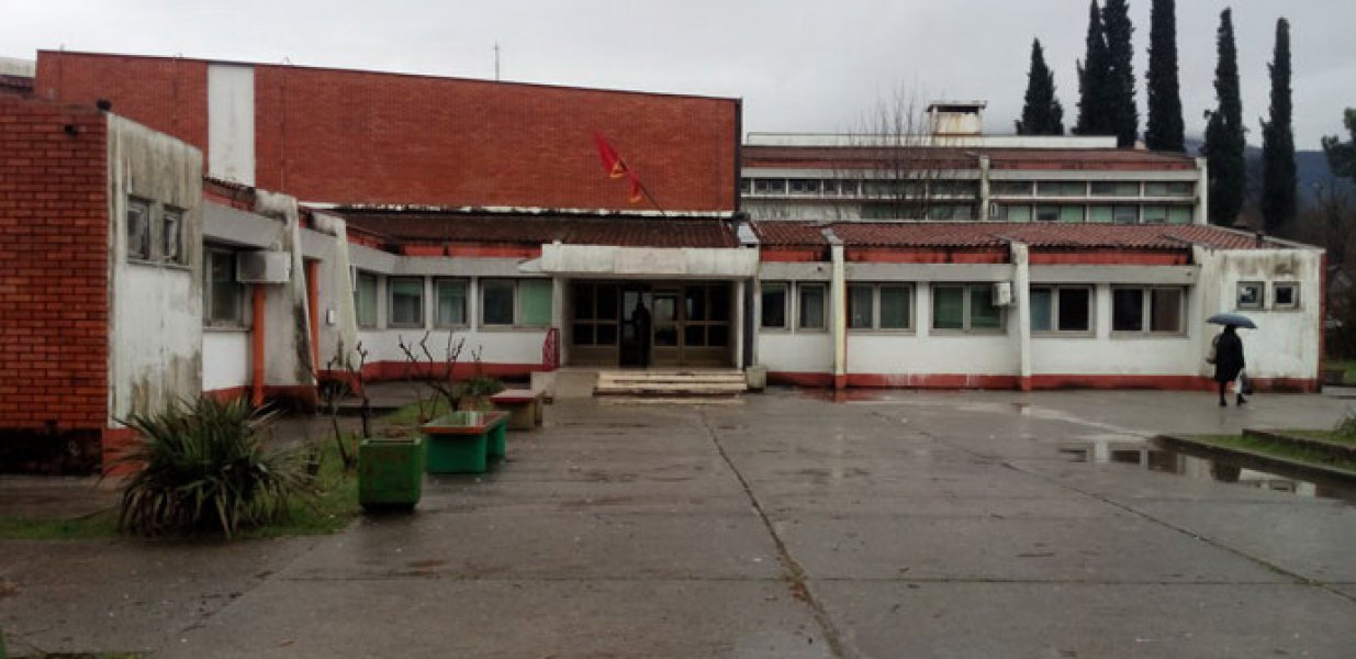 Đaci Gimnazije u Danilovgradu podržali profesora koji neće da čita latinicu