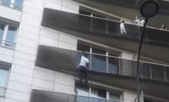 VIDEO Migrant postao heroj: Za manje od minut se popeo na četvrti sprat i spasio dijete