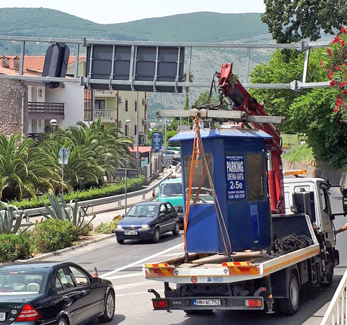 Herceg Novi: Pauk oštetio nosač semafora